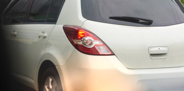 Homme Travailleur Mouille Surface Pare Chocs Arrière Voiture Avec